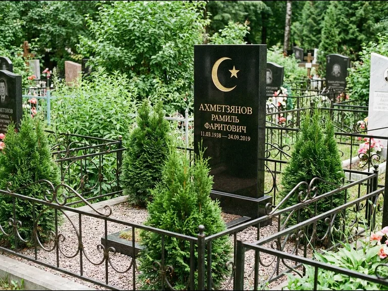 Памятник с гравировкой полумесяца — золочёная гравировка полумесяца со звездой в верхней части с, работа «Ахметзянов» в Белгороде
