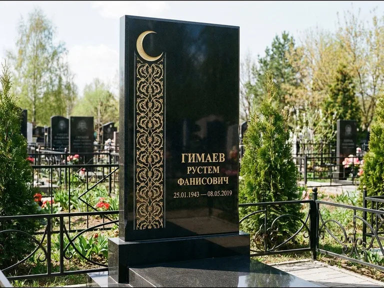 Памятник с гравировкой полумесяца — золочёный полумесяц и колонна растительного орнамента-ислими, работа «Гимаев» в Белгороде