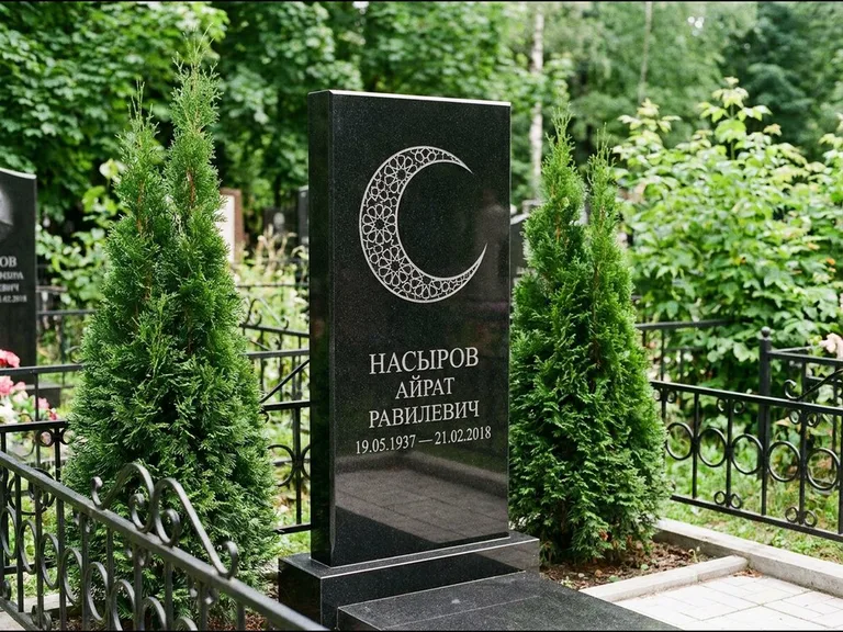 Памятник с гравировкой полумесяца — гравировка полумесяца в геометрическом орнаменте-гирихе, работа «Насыров» в Белгороде