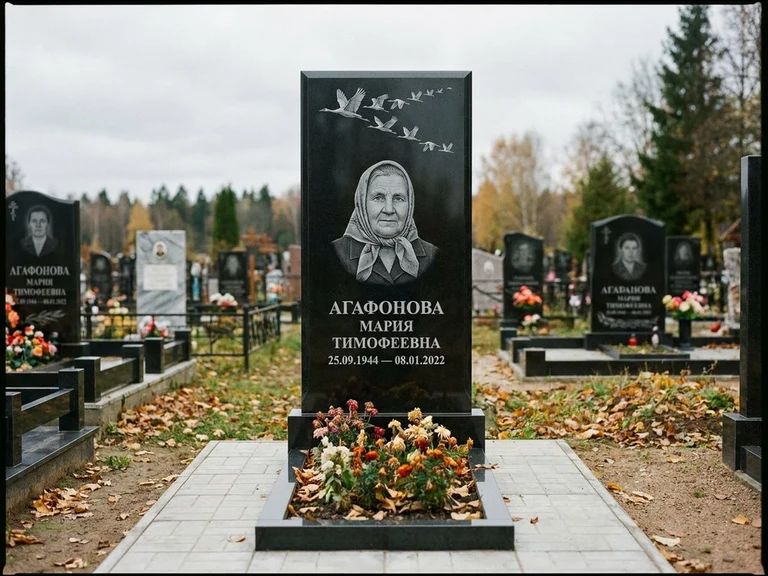 Гравировка журавлей на памятник в Белгороде — памятник из чёрного гранита с гравировкой