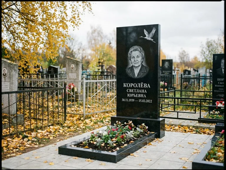 Памятник с гравировкой журавлей — белая гравировка клина журавлей, уходящего в верхний угол ст, работа «Королёва» в Белгороде