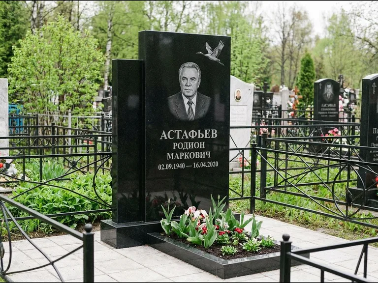 Памятник с гравировкой журавлей — гравировка одиночного летящего журавля над портретом, работа «Астафьев» в Белгороде