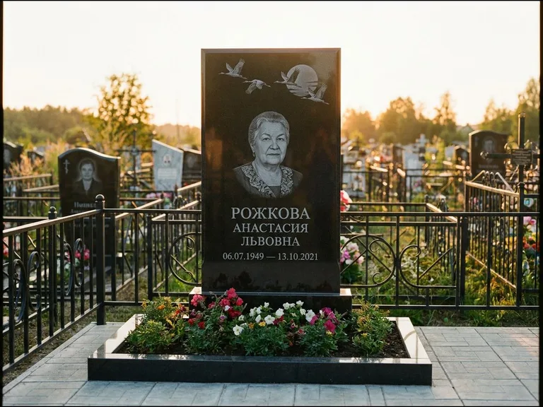 Памятник с гравировкой журавлей — гравировка клина журавлей на фоне солнечного диска, работа «Рожкова» в Белгороде