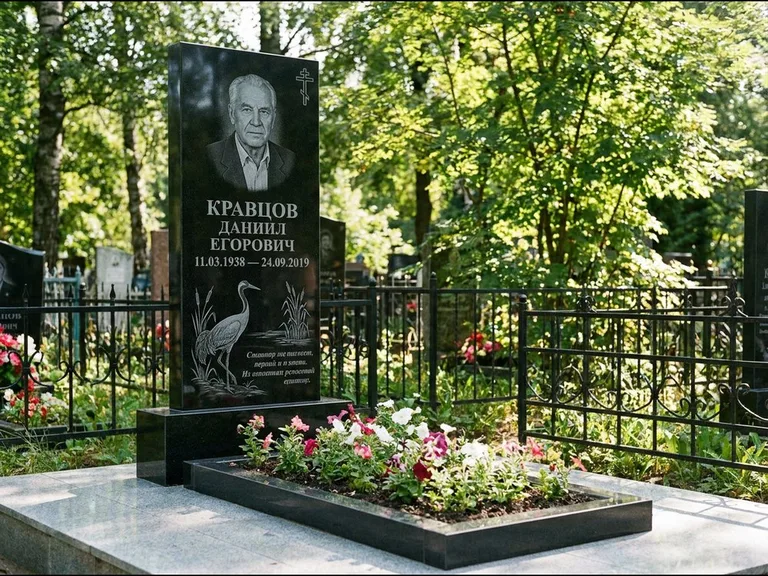 Памятник с гравировкой журавлей — гравировка журавля у камышей рядом с эпитафией, работа «Кравцов» в Белгороде