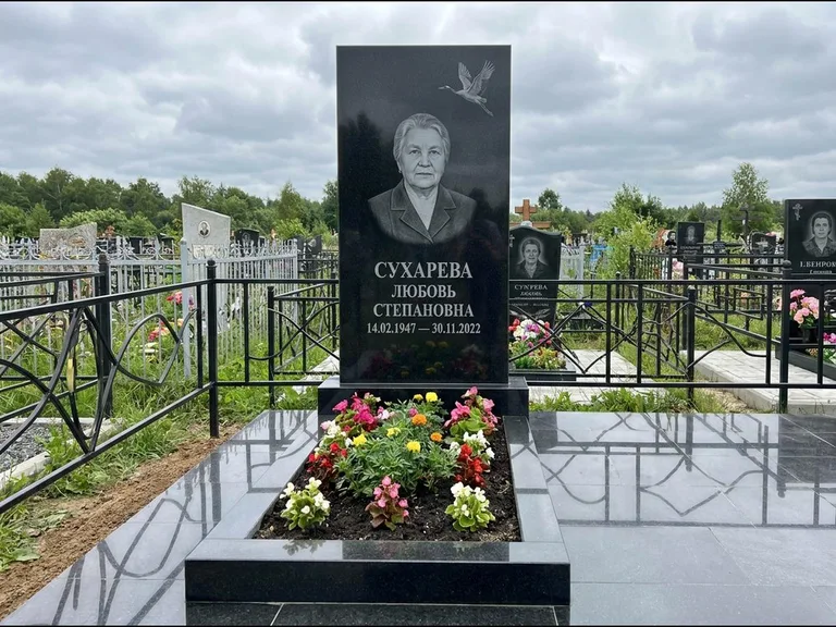 Памятник с гравировкой журавлей — гравировка одиночного летящего журавля над портретом, работа «Сухарева» в Белгороде