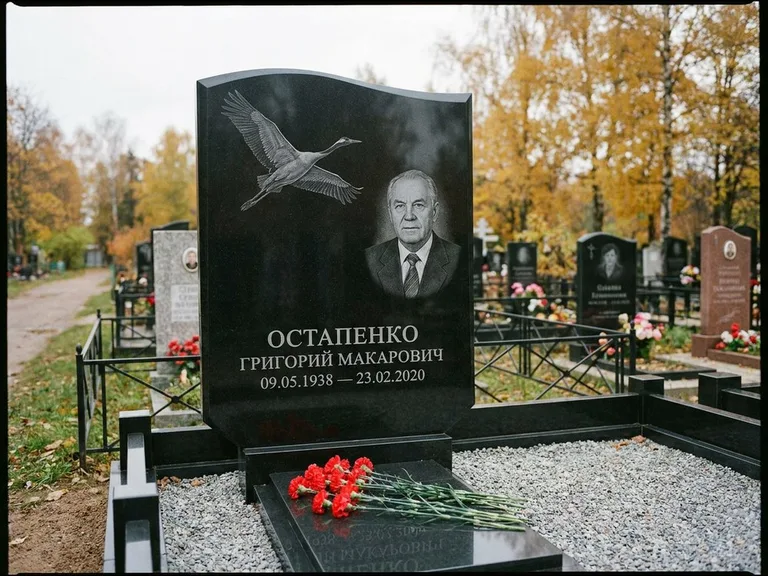 Памятник с гравировкой журавлей — гравировка журавлей, работа «Остапенко» в Белгороде