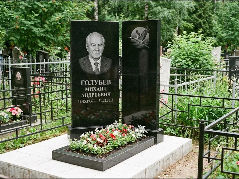 Памятник с гравировкой журавлей — гравировка клина журавлей на фоне солнечного диска, работа «Голубев» в Белгороде