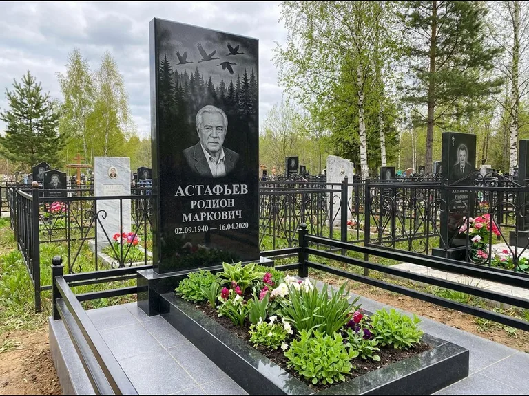 Памятник с гравировкой журавлей — гравировка силуэтов журавлей над еловым лесом, работа «Астафьев» в Белгороде