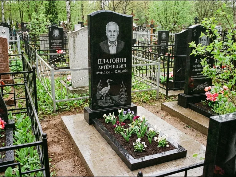 Памятник с гравировкой журавлей — гравировка журавля у камышей рядом с эпитафией, работа «Платонов» в Белгороде