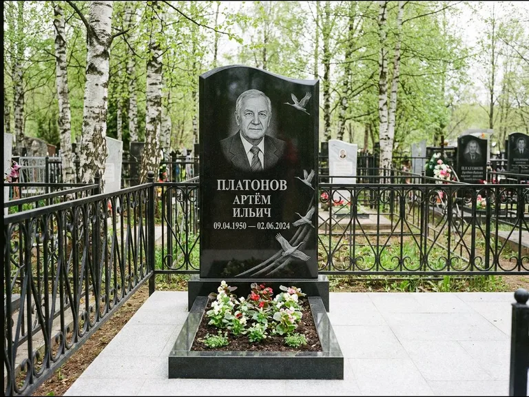 Памятник с гравировкой журавлей — гравировка трёх журавлей по диагонали через свободное поле с, работа «Платонов» в Белгороде