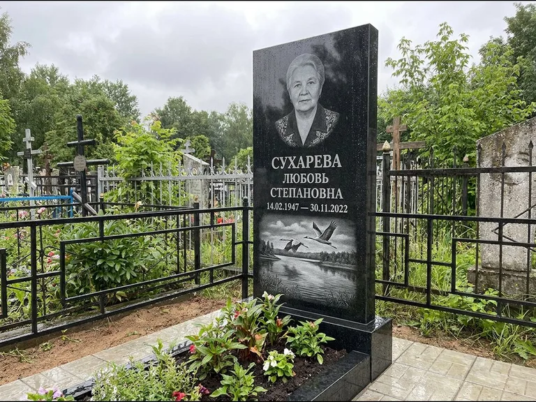 Памятник с гравировкой журавлей — гравировка пары журавлей над гладью озера в нижней части, работа «Сухарева» в Белгороде