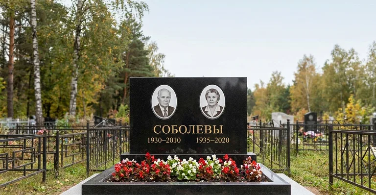 Семейный (двойной) памятник, Памятники мастерской «Мастер Каменев» на кладбищах Уфы