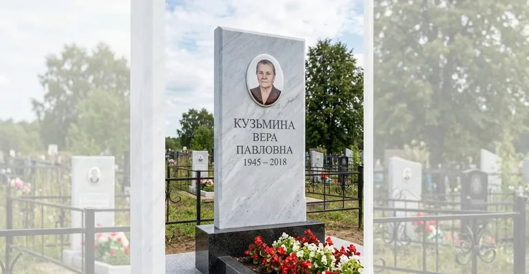 Памятник с оградой, Памятники мастерской «Мастер Каменев» на кладбищах Екатеринбурга