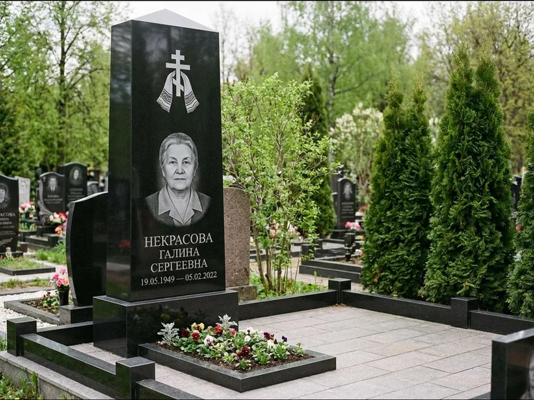 Памятник из чёрного гранита — стела-пилон с ажурным резным крестом, работа «Ерофеева» в Белгороде