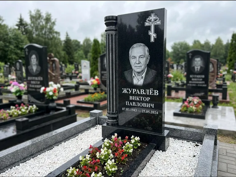 Памятник из чёрного гранита — семейный мемориал из двух стел с крестом с рушником, работа «Гущин» в Белгороде
