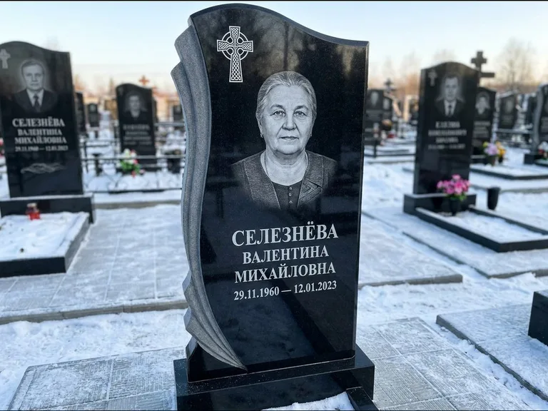 Памятник из чёрного гранита — восьмигранный обелиск с кельтским крестом, работа «Некрасова» в Белгороде