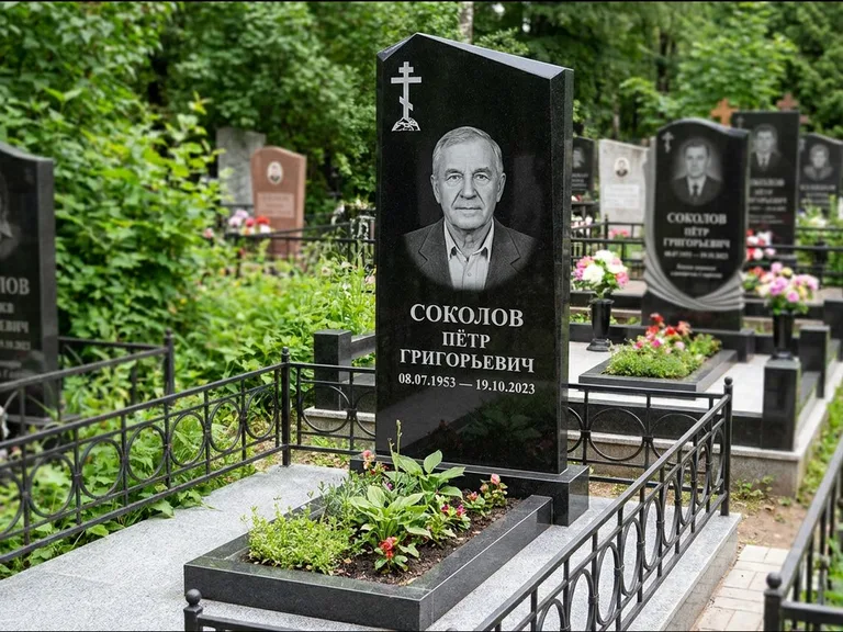 Памятник из чёрного гранита — полукруглая стела с крестом на Голгофе, работа «Журавлёв» в Белгороде