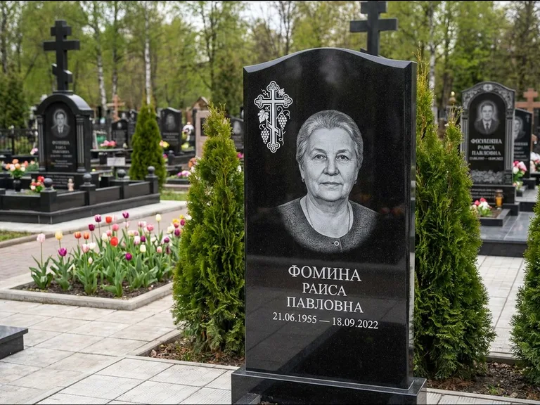 Памятник из чёрного гранита — двухцветная стела с крестом с распятием, работа «Одинцова» в Белгороде
