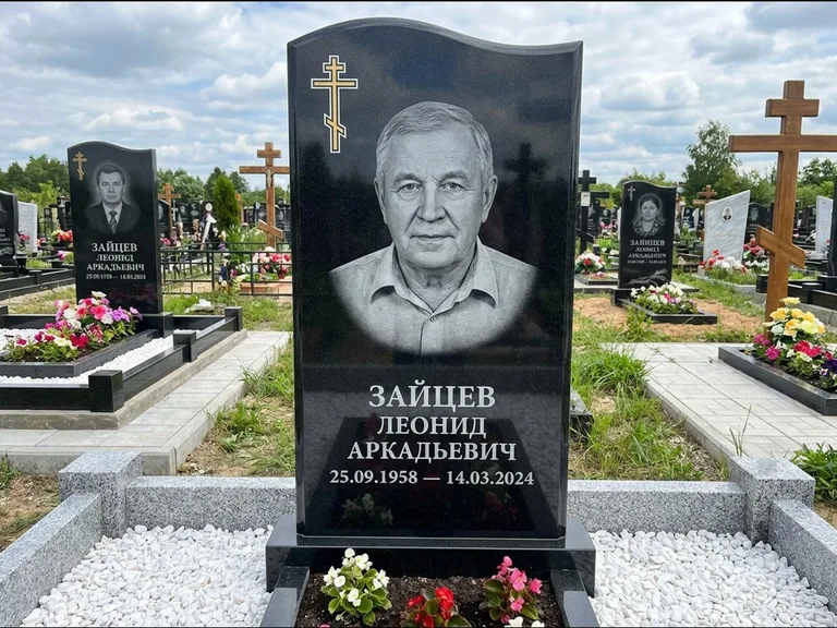 Памятник из чёрного гранита — горизонтальная семейная стела с аркой с процветшим крестом с виноградной лозой, работа «Верещагин» в Белгороде