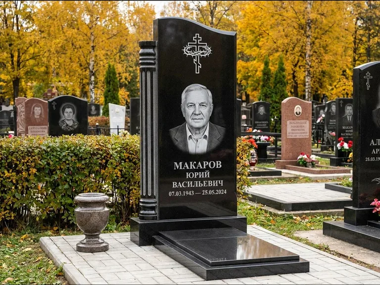 Памятник из чёрного гранита — асимметричная стела с крестом с рушником, работа «Панкратов» в Белгороде