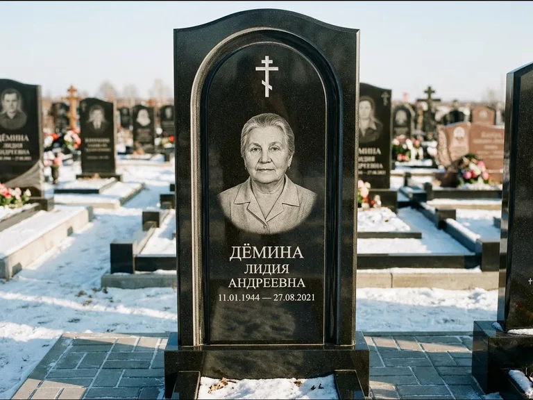 Памятник из чёрного гранита — стела-триптих с крестом с терновым венцом, работа «Ерофеева» в Белгороде