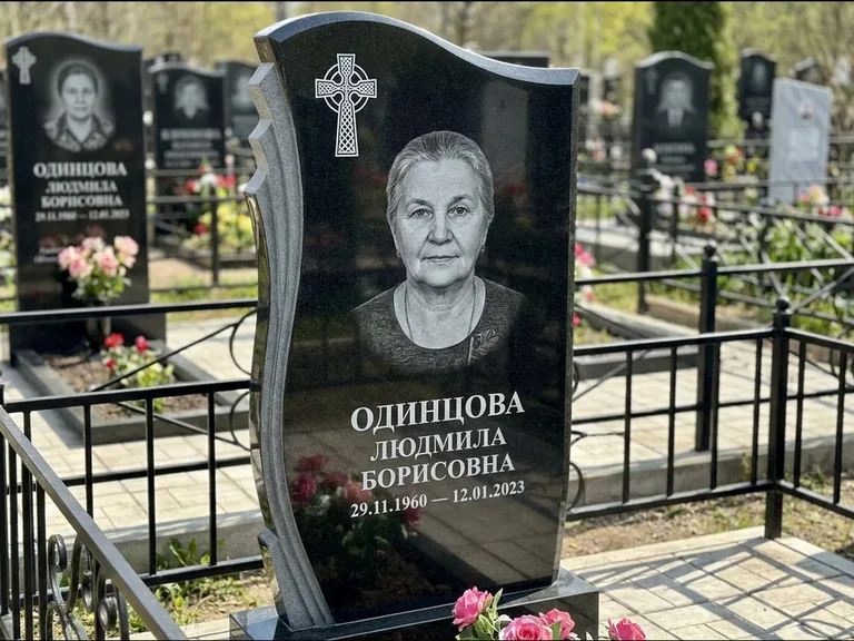 Памятник из чёрного гранита — стела с портретным овалом с кельтским крестом, работа «Савельева» в Белгороде