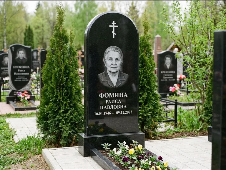 Памятник из чёрного гранита — вертикальная стела с латинским крестом, работа «Некрасова» в Белгороде