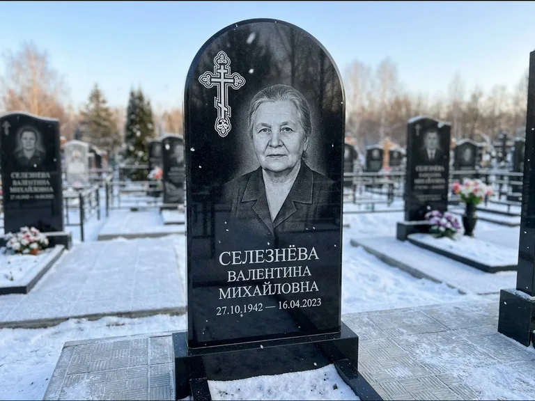 Памятник из чёрного гранита — массивная стела с крестом в лучах с крестом в лучах, работа «Одинцова» в Белгороде