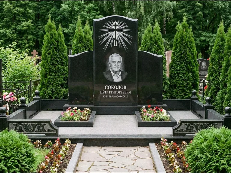 Памятник из чёрного гранита — низкая стела с крестом сбоку с золочёным крестом, работа «Верещагин» в Белгороде