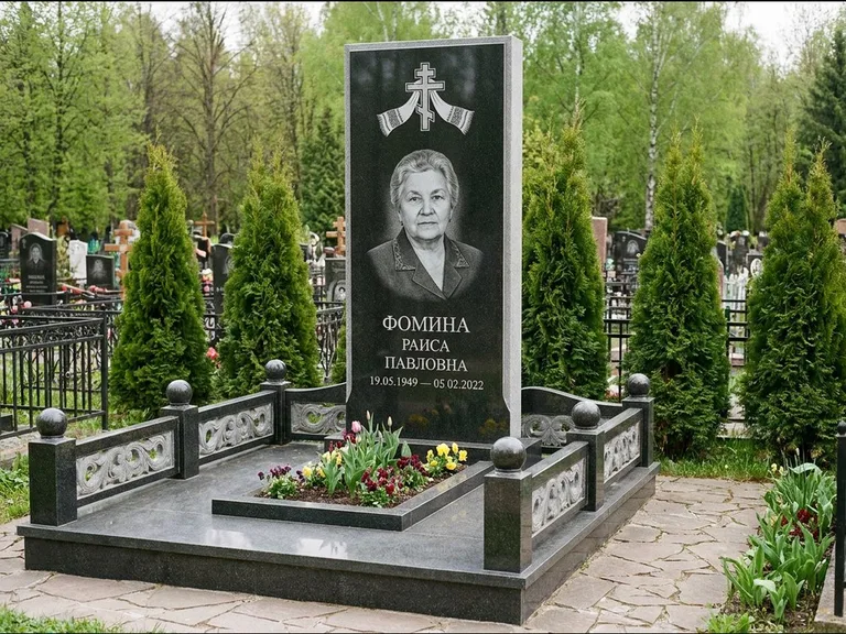 Памятник из чёрного гранита — семейный мемориал с ажурным резным крестом, работа «Мельникова» в Белгороде