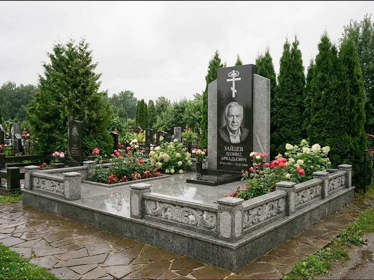 Памятник из чёрного гранита — стела с двумя портретами с крестом с рушником, работа «Богданов» в Белгороде