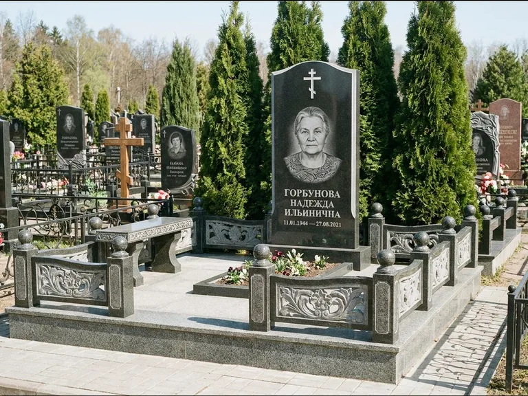 Памятник из чёрного гранита — стела с золочёным крестом с крестом с терновым венцом, работа «Селезнёва» в Белгороде