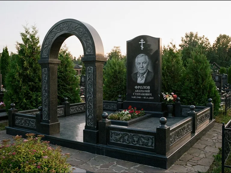 Памятник из чёрного гранита — высокая стела с процветшим крестом с православным восьмиконечным крестом, работа «Панкратов» в Белгороде