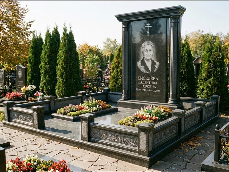 Памятник из чёрного гранита — стела с кельтским крестом с латинским крестом, работа «Ерофеева» в Белгороде