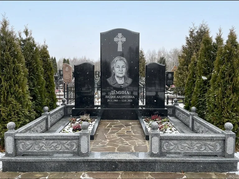 Памятник из чёрного гранита — стела с крестом и ветвью с кельтским крестом, работа «Лаврентьева» в Белгороде