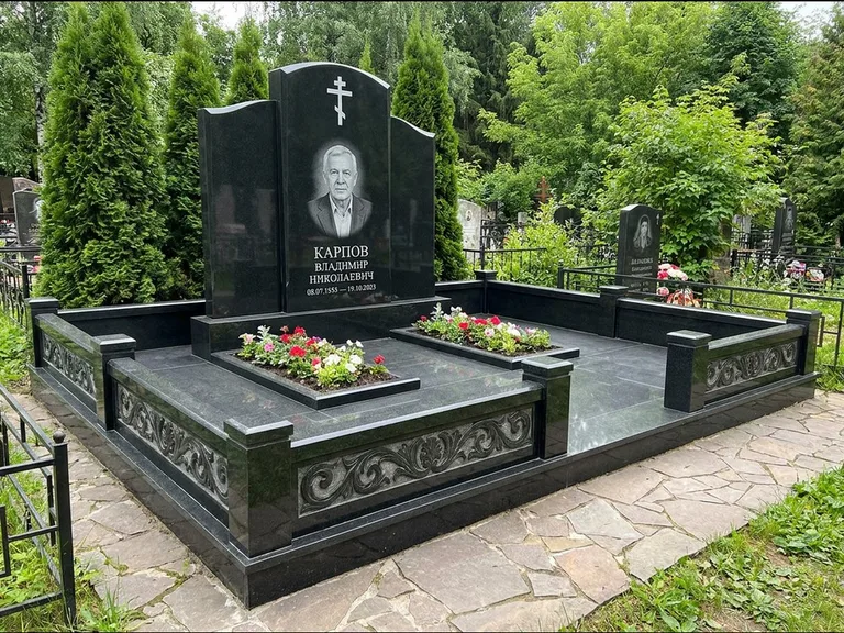 Памятник из чёрного гранита — двойная семейная стела с крестом на Голгофе, работа «Тихонов» в Белгороде