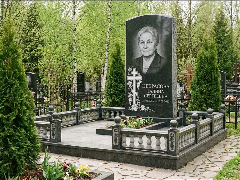 Памятник из чёрного гранита — стела с крестом и книгой с крестом с распятием, работа «Савельева» в Белгороде