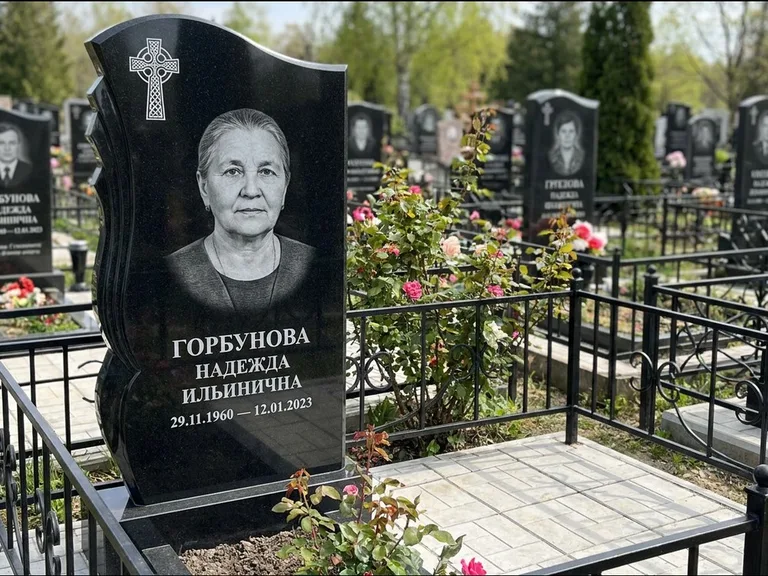 Памятник из чёрного гранита — высокий обелиск с кельтским крестом, работа «Одинцова» в Белгороде