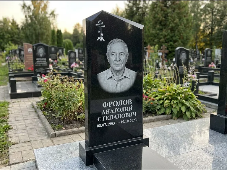 Памятник из чёрного гранита — стела со столиком и скамьёй с крестом на Голгофе, работа «Верещагин» в Белгороде