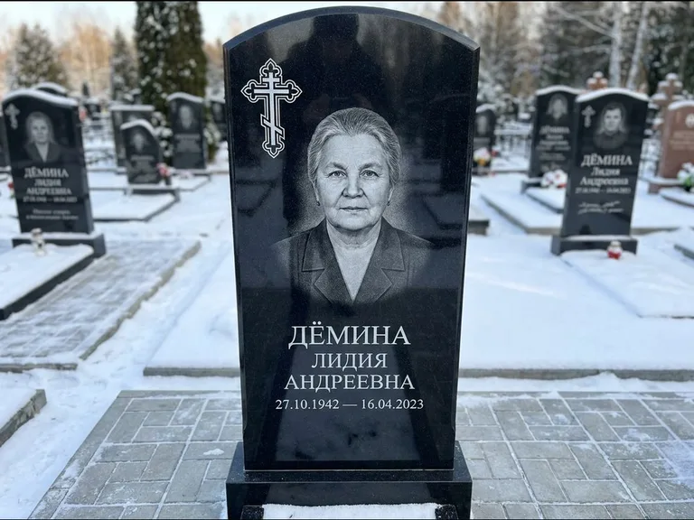 Памятник из чёрного гранита — стела домиком с крестом в лучах, работа «Селезнёва» в Белгороде
