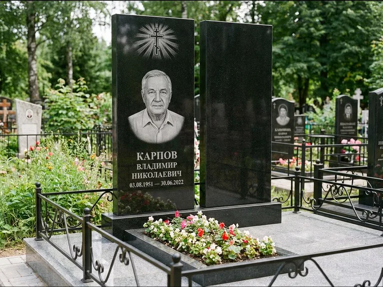 Памятник из чёрного гранита — ступенчатая стела с золочёным крестом, работа «Панкратов» в Белгороде