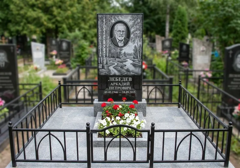 Памятник с гравировкой берёзовой рощи, портретом и надписью в Белгороде