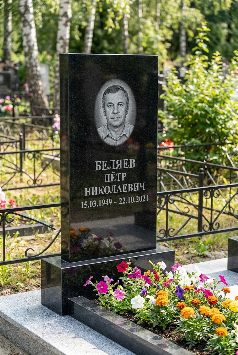 Вертикальный чёрный гранитный памятник под ключ с цветником в Белгороде