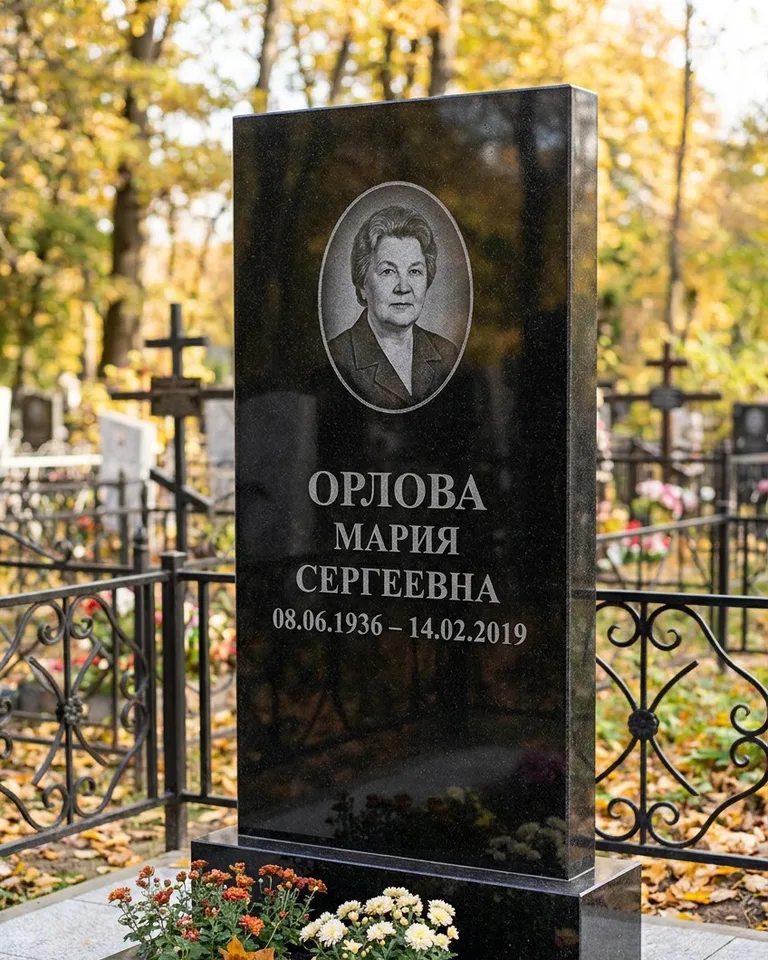 Вертикальный серый гранитный памятник под ключ, осень в Белгороде