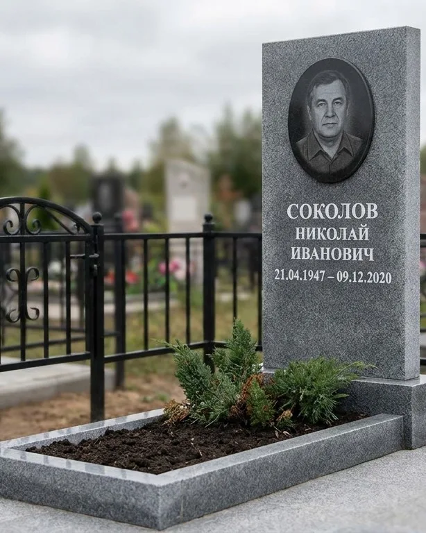 Чёрный памятник под ключ на гранитном цоколе в Белгороде