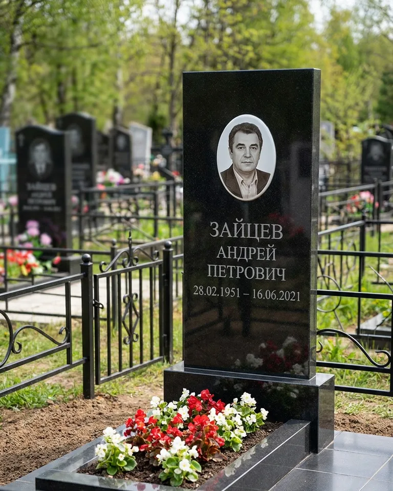 Памятник под ключ с гранитной вазой и цветами в Белгороде