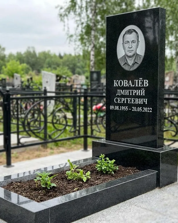 Горизонтальный серый памятник под ключ, осень в Белгороде