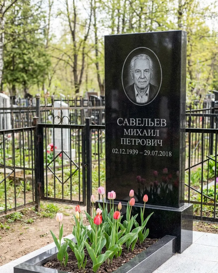 Горизонтальный памятник под ключ на гранитном основании в Белгороде