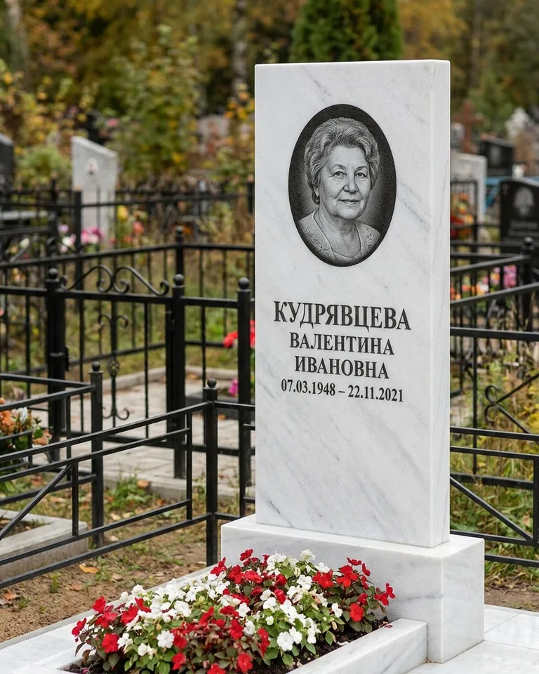 Двойной памятник под ключ с цоколем и плиткой в Белгороде