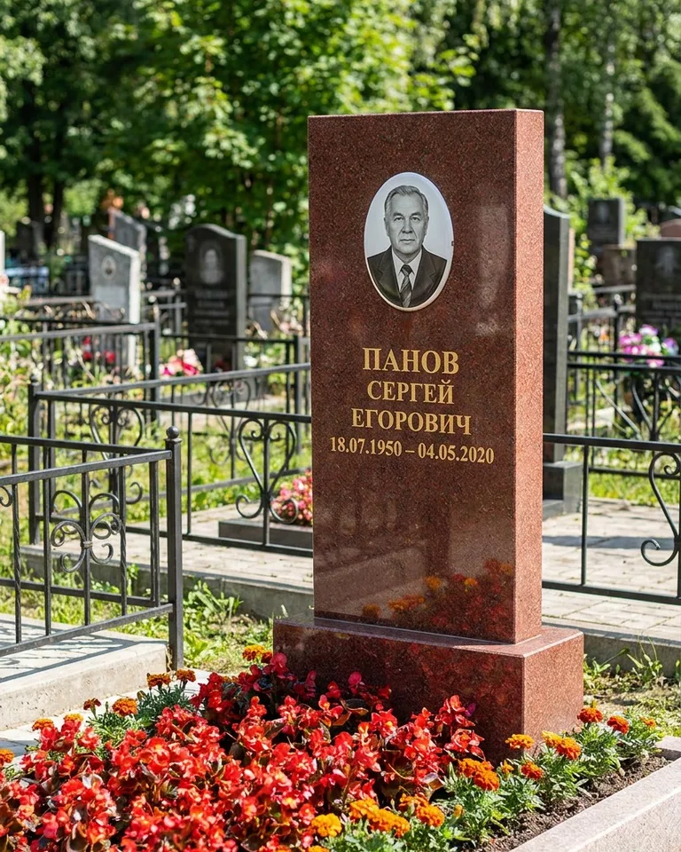Двойной серый памятник под ключ с вазой в Белгороде